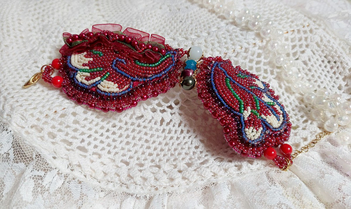 Fortryllende efterårsarmbånd broderet med Swarovski-krystaller, runde perleagtige harpiks perler, blonder og frøperler