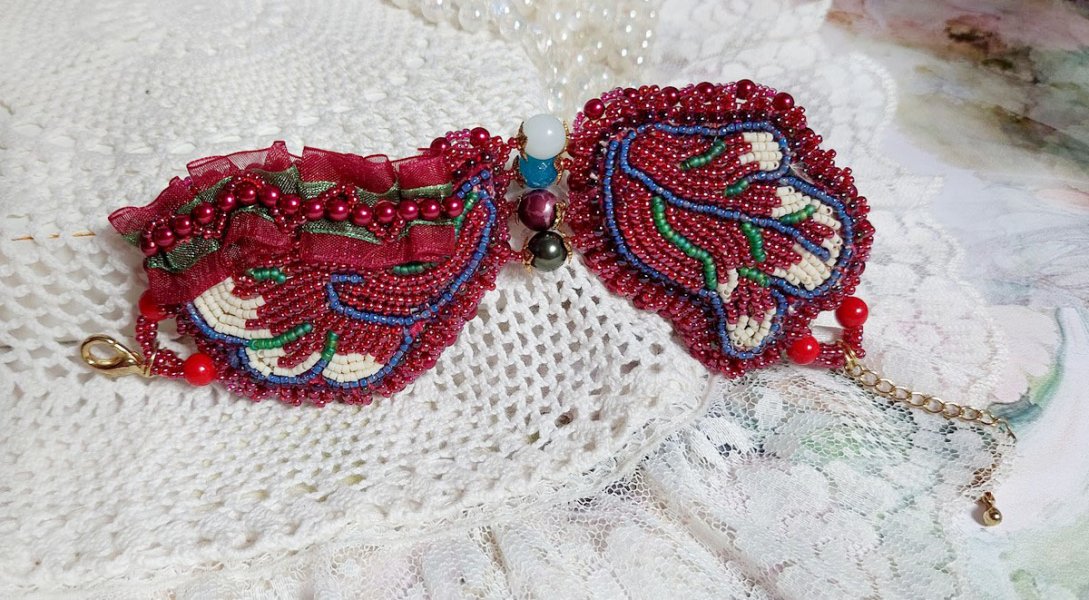 Fortryllende efterårsarmbånd broderet med Swarovski-krystaller, runde perleagtige harpiks perler, blonder og frøperler