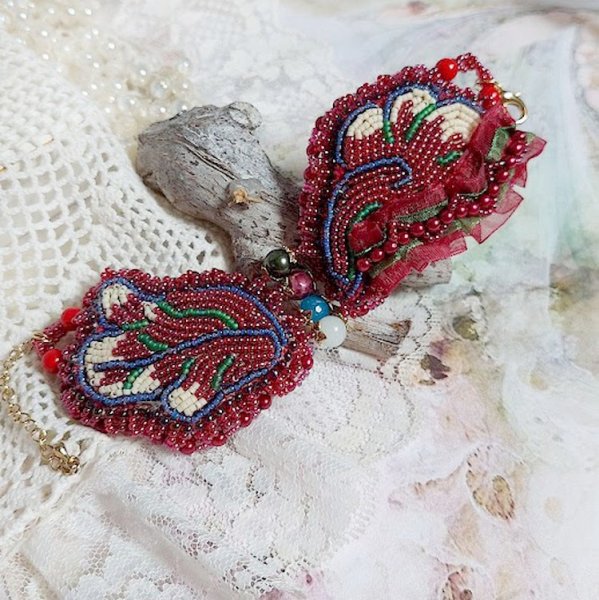 Fortryllende efterårsarmbånd broderet med Swarovski-krystaller, runde perleagtige harpiks perler, blonder og frøperler