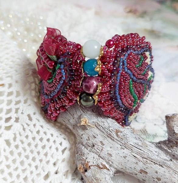 Fortryllende efterårsarmbånd broderet med Swarovski-krystaller, runde perleagtige harpiks perler, blonder og frøperler