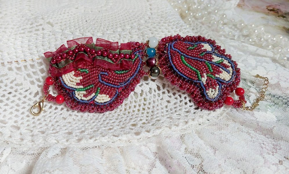 Fortryllende efterårsarmbånd broderet med Swarovski-krystaller, runde perleagtige harpiks perler, blonder og frøperler