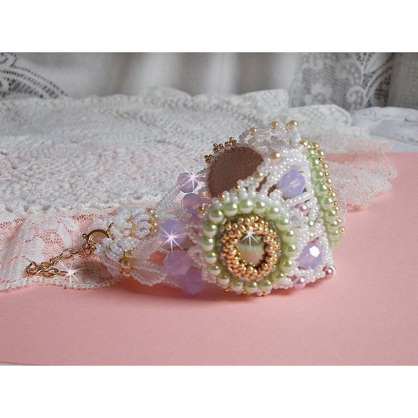 Envol&eacute;e Fleurie armb&aring;nd broderet med Swarovski krystaller, harpiks cabochoner, runde perleperler og Miyuki fr&oslash;perler