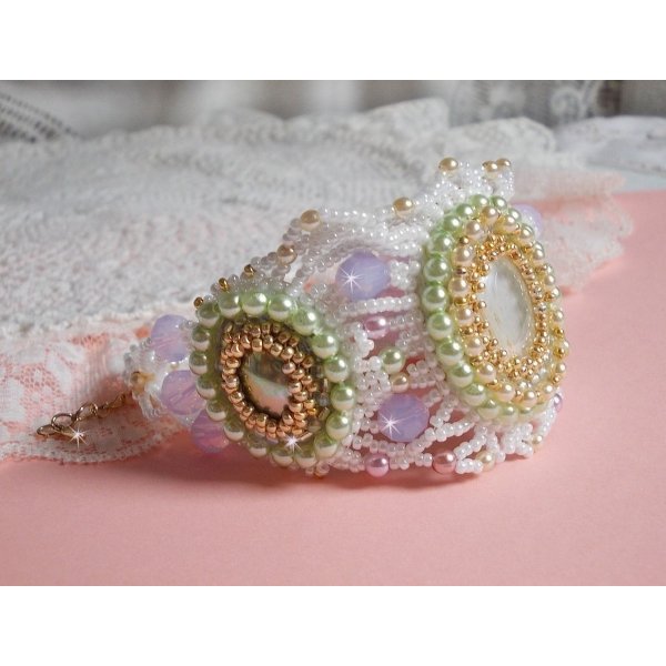 Envol&eacute;e Fleurie armb&aring;nd broderet med Swarovski krystaller, harpiks cabochoner, runde perleperler og Miyuki fr&oslash;perler