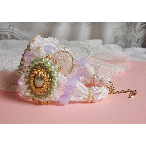 Envol&eacute;e Fleurie armb&aring;nd broderet med Swarovski krystaller, harpiks cabochoner, runde perleperler og Miyuki fr&oslash;perler