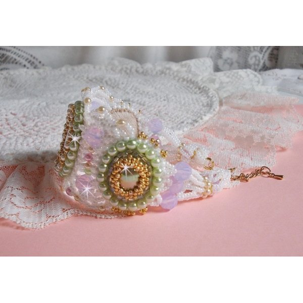 Envol&eacute;e Fleurie armb&aring;nd broderet med Swarovski krystaller, harpiks cabochoner, runde perleperler og Miyuki fr&oslash;perler