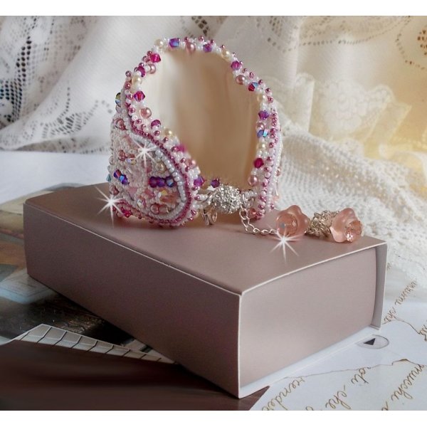 Bracelet Haute-Couture Valmont avec une dentelle ivoire tr&egrave;s ancienne et des cristaux