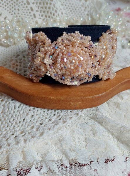 Idylle Beauty armb&aring;nd broderet med Swarovski-krystaller, facetter, runde perler, fr&oslash;perler med en forgyldt l&aring;s og k&aelig;de