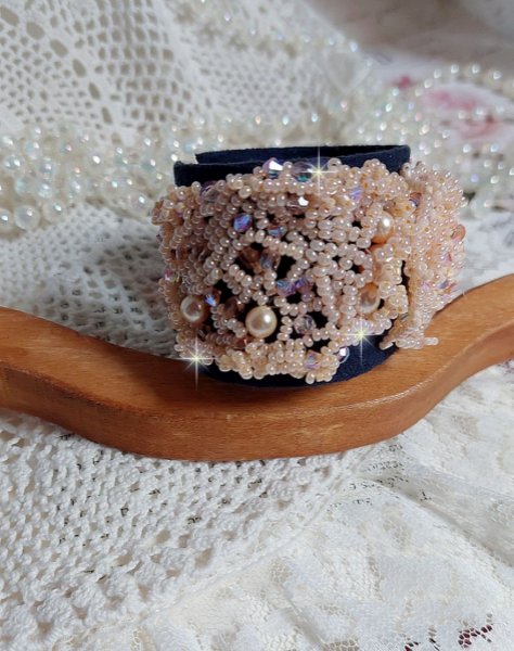 Idylle Beauty armb&aring;nd broderet med Swarovski-krystaller, facetter, runde perler, fr&oslash;perler med en forgyldt l&aring;s og k&aelig;de