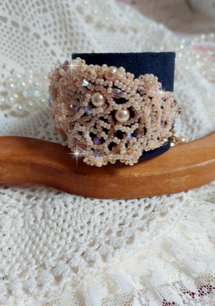 Idylle Beauty armb&aring;nd broderet med Swarovski-krystaller, facetter, runde perler, fr&oslash;perler med en forgyldt l&aring;s og k&aelig;de