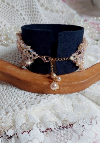 Idylle Beauty armb&aring;nd broderet med Swarovski-krystaller, facetter, runde perler, fr&oslash;perler med en forgyldt l&aring;s og k&aelig;de