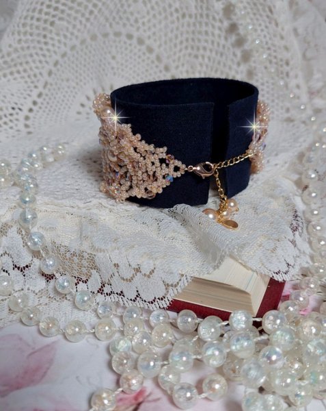 Idylle Beauty armb&aring;nd broderet med Swarovski-krystaller, facetter, runde perler, fr&oslash;perler med en forgyldt l&aring;s og k&aelig;de