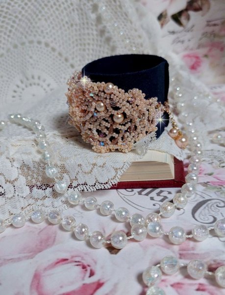 Idylle Beauty armb&aring;nd broderet med Swarovski-krystaller, facetter, runde perler, fr&oslash;perler med en forgyldt l&aring;s og k&aelig;de