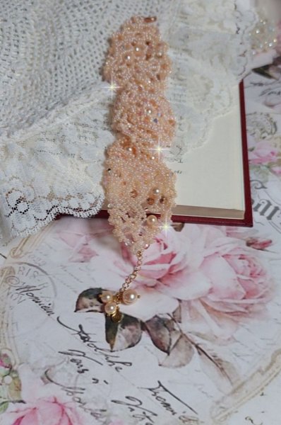 Idylle Beauty armb&aring;nd broderet med Swarovski-krystaller, facetter, runde perler, fr&oslash;perler med en forgyldt l&aring;s og k&aelig;de