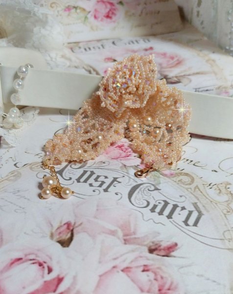 Idylle Beauty armb&aring;nd broderet med Swarovski-krystaller, facetter, runde perler, fr&oslash;perler med en forgyldt l&aring;s og k&aelig;de