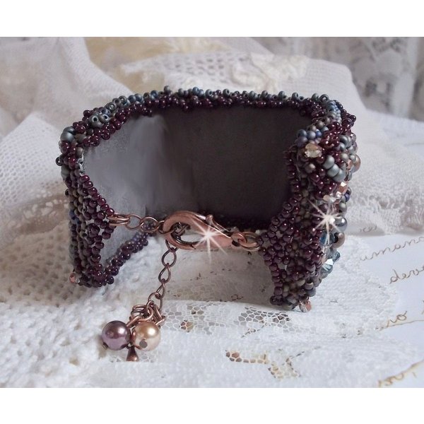 Langt brunt Picasso armb&aring;nd broderet med en &aelig;delsten (Picasso Jasper), Swarovski krystaller, Miyuki fr&oslash;perler og bohemian glasfacetter