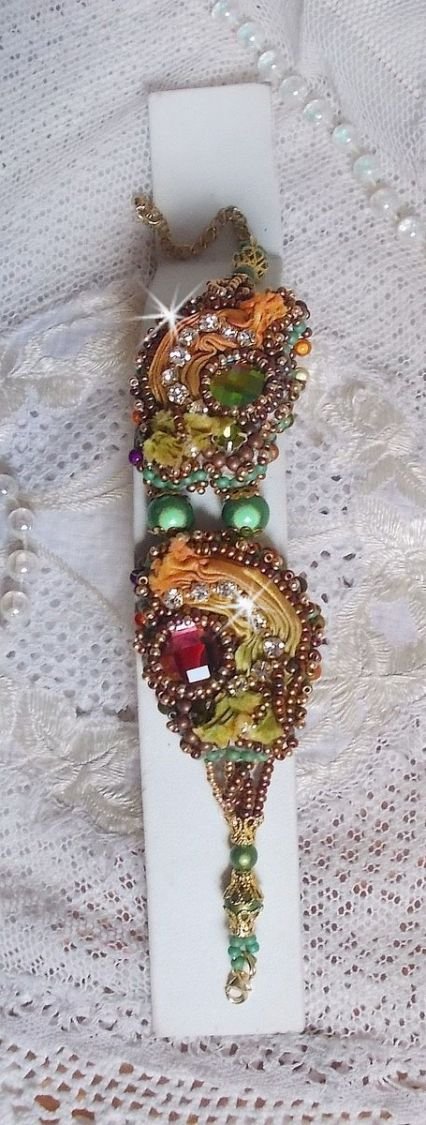 Venetiansk månearmbånd broderet med silkebånd, facetterede cabochoner, Swarovski-krystaller og magiske perler