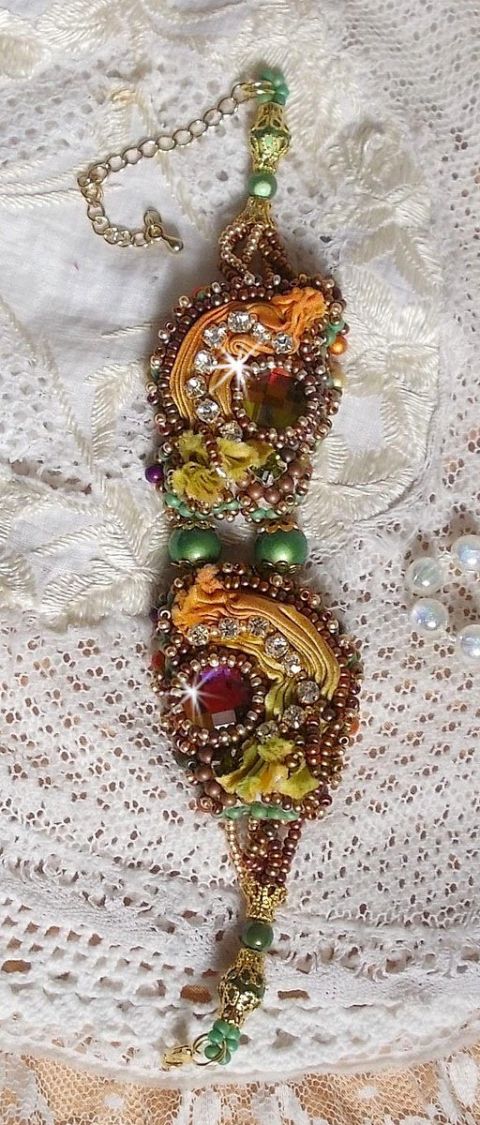 Venetiansk månearmbånd broderet med silkebånd, facetterede cabochoner, Swarovski-krystaller og magiske perler