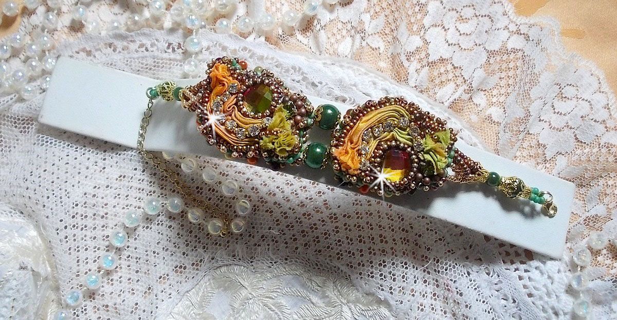 Venetiansk månearmbånd broderet med silkebånd, facetterede cabochoner, Swarovski-krystaller og magiske perler