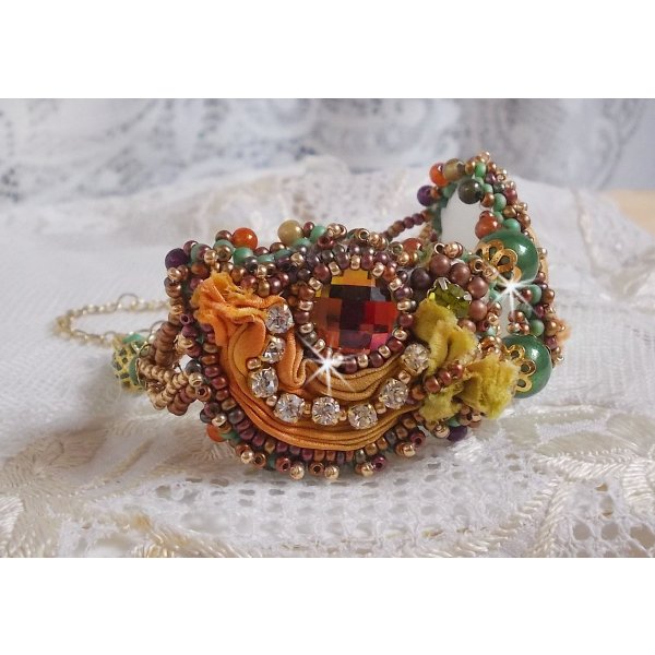 Venetiansk m&aring;nearmb&aring;nd broderet med silkeb&aring;nd, facetterede cabochoner, Swarovski-krystaller og magiske perler