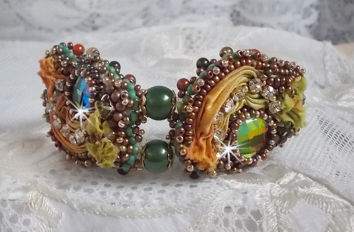 Venetiansk månearmbånd broderet med silkebånd, facetterede cabochoner, Swarovski-krystaller og magiske perler