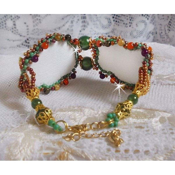 Venetiansk m&aring;nearmb&aring;nd broderet med silkeb&aring;nd, facetterede cabochoner, Swarovski-krystaller og magiske perler