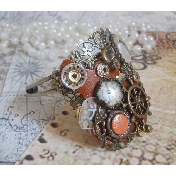 Armb&aring;nd L'&eacute;l&eacute;gante du Temps skabt med tandhjul, stempler, skruer, bolte, urmekanismer og andre materialer