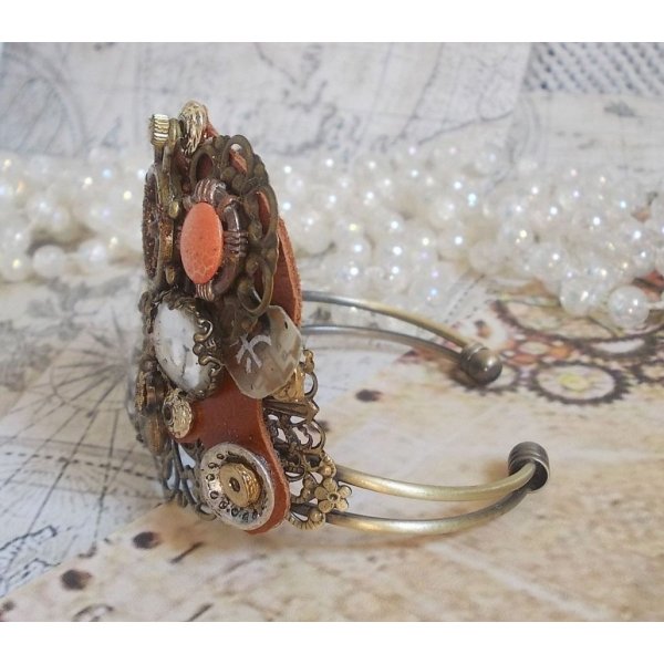 Armb&aring;nd L'&eacute;l&eacute;gante du Temps skabt med tandhjul, stempler, skruer, bolte, urmekanismer og andre materialer