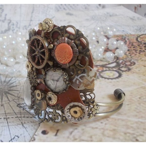 Armb&aring;nd L'&eacute;l&eacute;gante du Temps skabt med tandhjul, stempler, skruer, bolte, urmekanismer og andre materialer