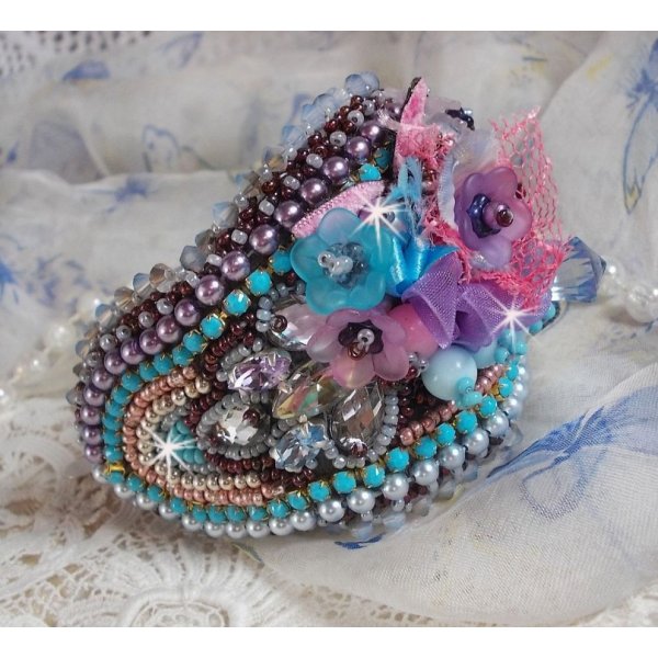 Bracelet manchette Mademoiselle Bluse Haute-Couture brod&eacute; avec des Cristaux de Swarovski, des fleurs en verre de boh&egrave;me, de l'Argent 925/1000, de la dentelle  et des rocailles