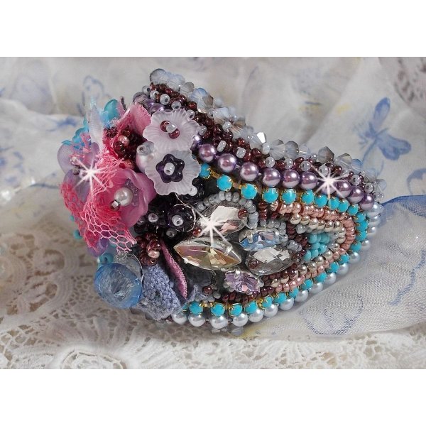 Bracelet manchette Mademoiselle Bluse Haute-Couture brod&eacute; avec des Cristaux de Swarovski, des fleurs en verre de boh&egrave;me, de l'Argent 925/1000, de la dentelle  et des rocailles