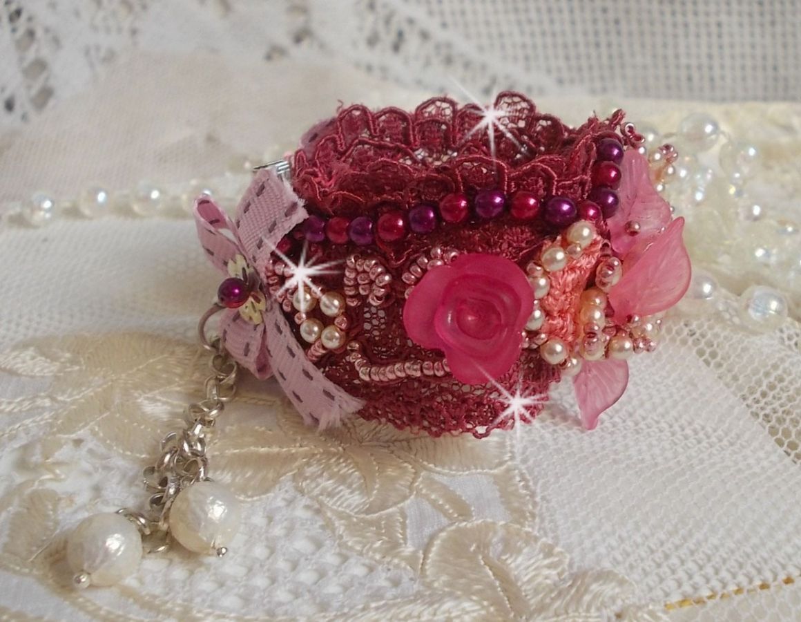 Bracelet Magnolia avec une dentelle bordeaux brodée avec des perles nacrées et fleurs