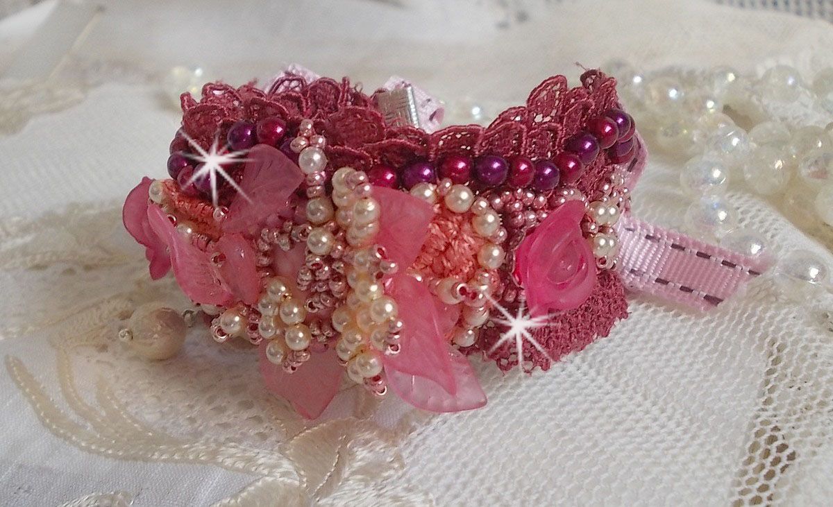 Bracelet Magnolia avec une dentelle bordeaux brodée avec des perles nacrées et fleurs