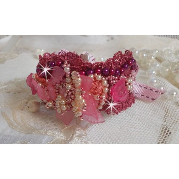 Bracelet Magnolia avec une dentelle bordeaux brodée avec des perles nacrées et fleurs