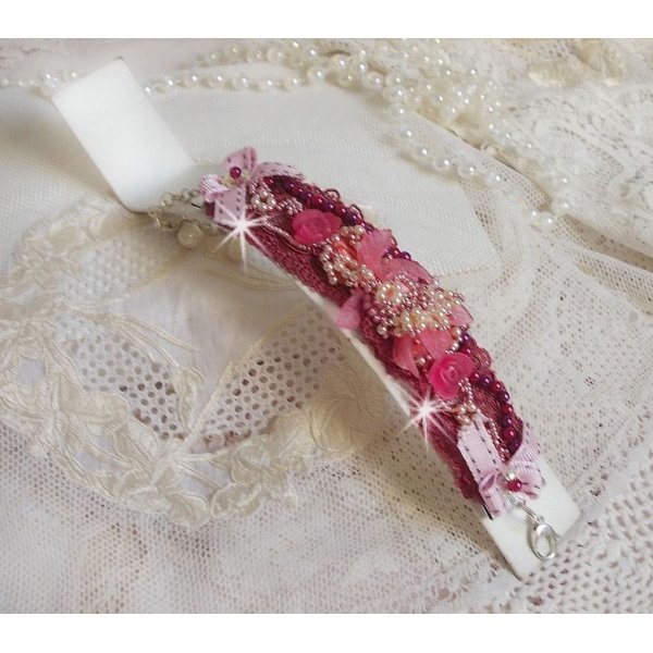 Bracelet Magnolia avec une dentelle bordeaux brod&eacute;e avec des perles nacr&eacute;es et fleurs