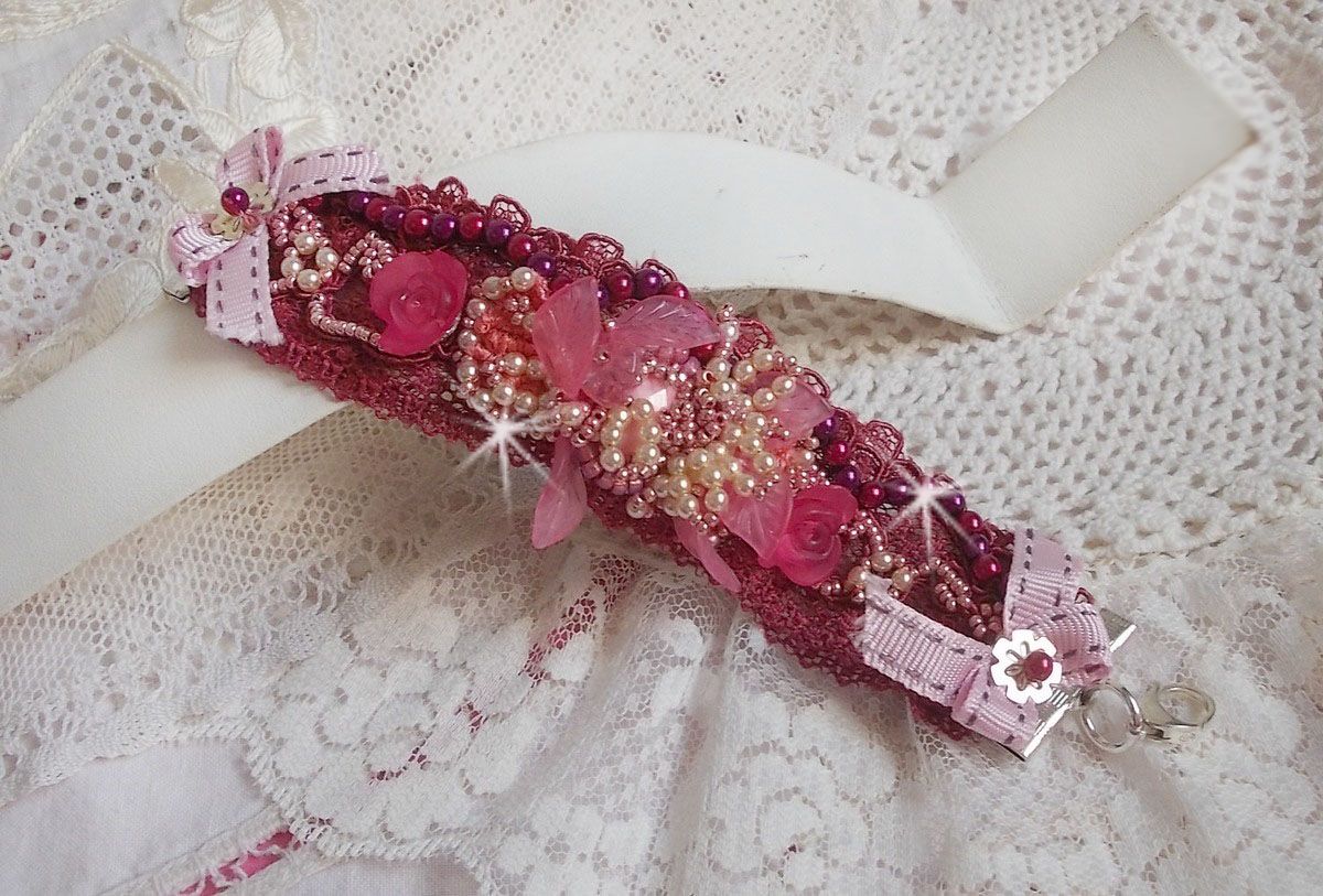 Bracelet Magnolia avec une dentelle bordeaux brodée avec des perles nacrées et fleurs