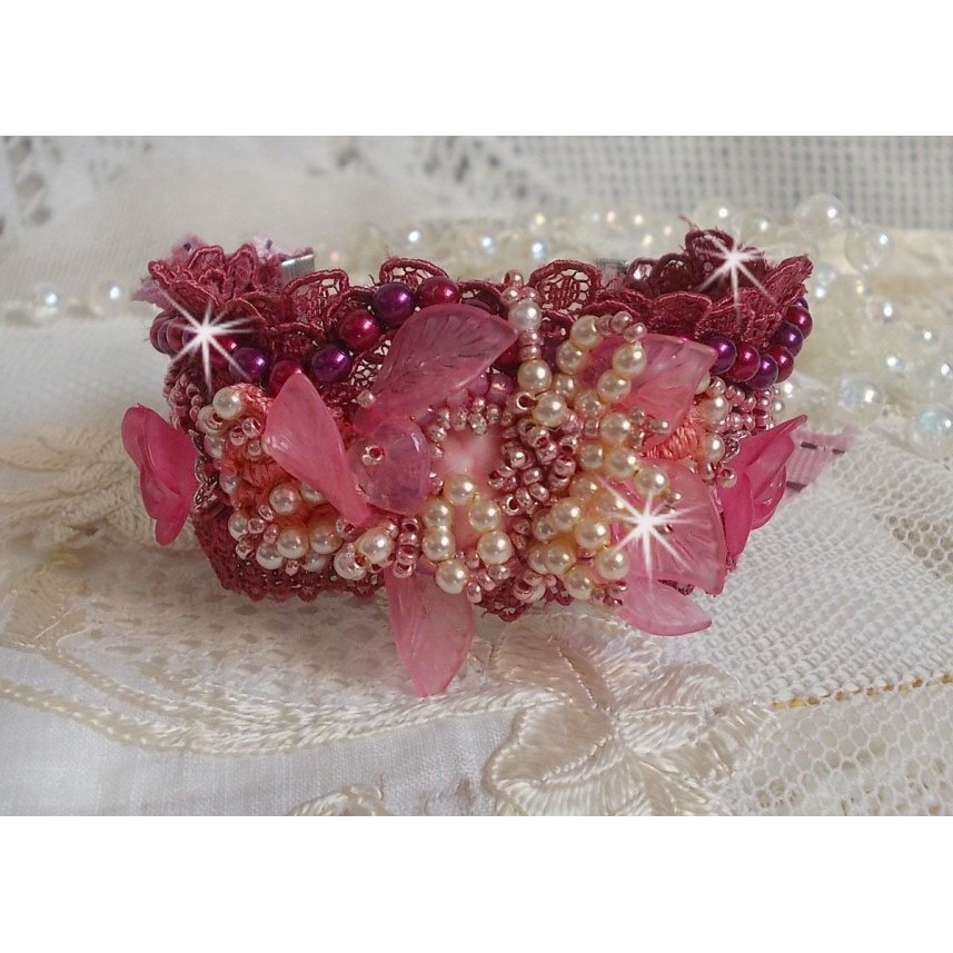 Bracelet Magnolia avec une dentelle bordeaux brodée avec des perles nacrées et fleurs