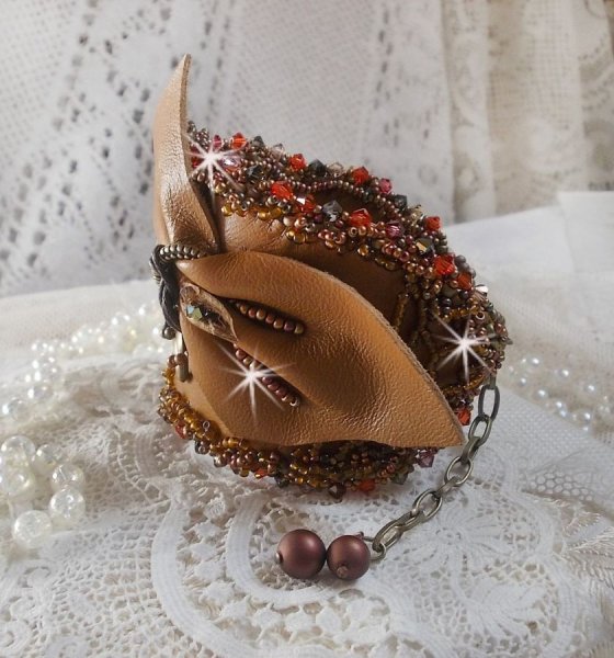 Bracelet manchette Amber Romance brod&eacute; avec du cuir vachette tr&egrave;s souple, des perles semi-pr&eacute;cieuses comme la Citrine, l' Agate et des rocailles