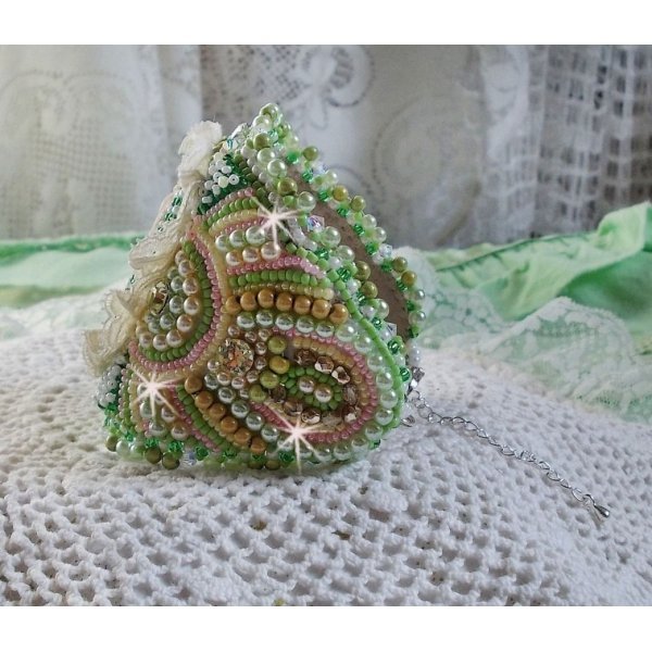 Bracelet manchette Anisse haute-Couture brod&eacute; avec un cabochon portrait de femme cr&eacute;e par mes soins, des perles de Swarovski, des rocailles.