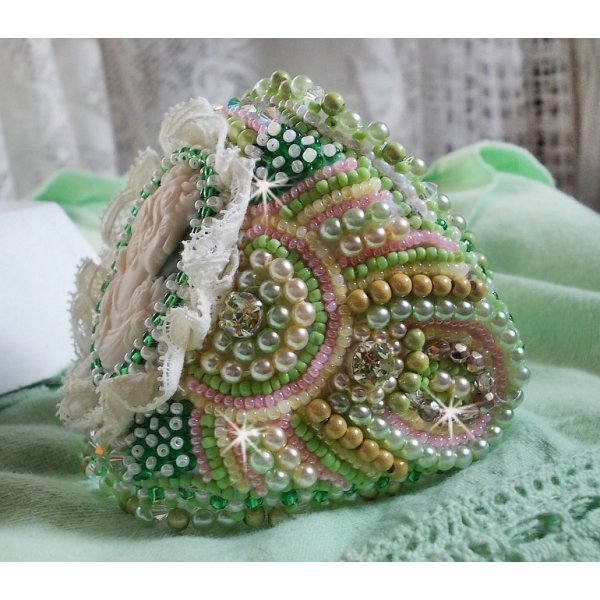 Bracelet manchette Anisse haute-Couture brod&eacute; avec un cabochon portrait de femme cr&eacute;e par mes soins, des perles de Swarovski, des rocailles.