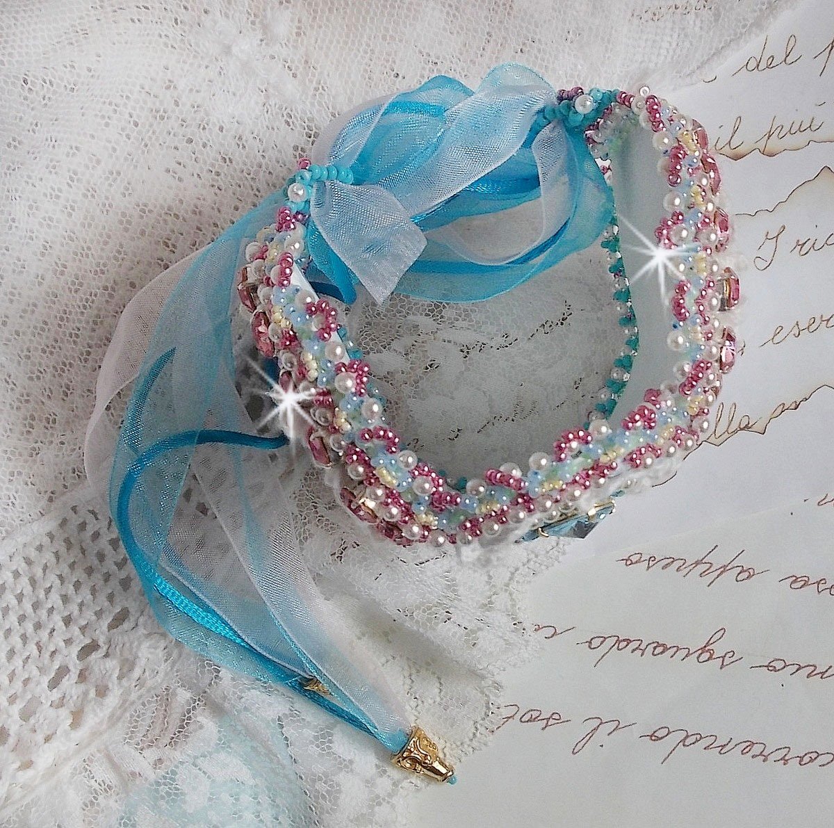 Armbånd Beauty Alicia Blue Haute-Couture manchet broderet med Swarovski-krystaller, fine hvide blonder og frøperler.