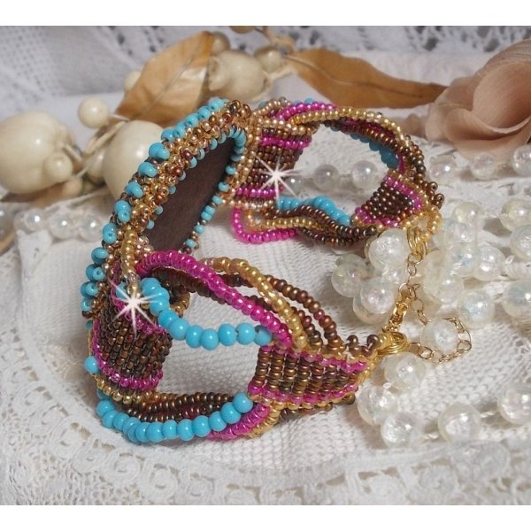 Cheyenne manchetarmb&aring;nd broderet med en &aelig;delsten, en Fuchsite rubin med Miyuki fr&oslash;perler og tjekkiske fr&oslash;perler.