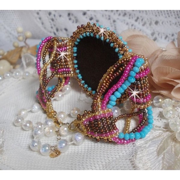 Cheyenne manchetarmb&aring;nd broderet med en &aelig;delsten, en Fuchsite rubin med Miyuki fr&oslash;perler og tjekkiske fr&oslash;perler.