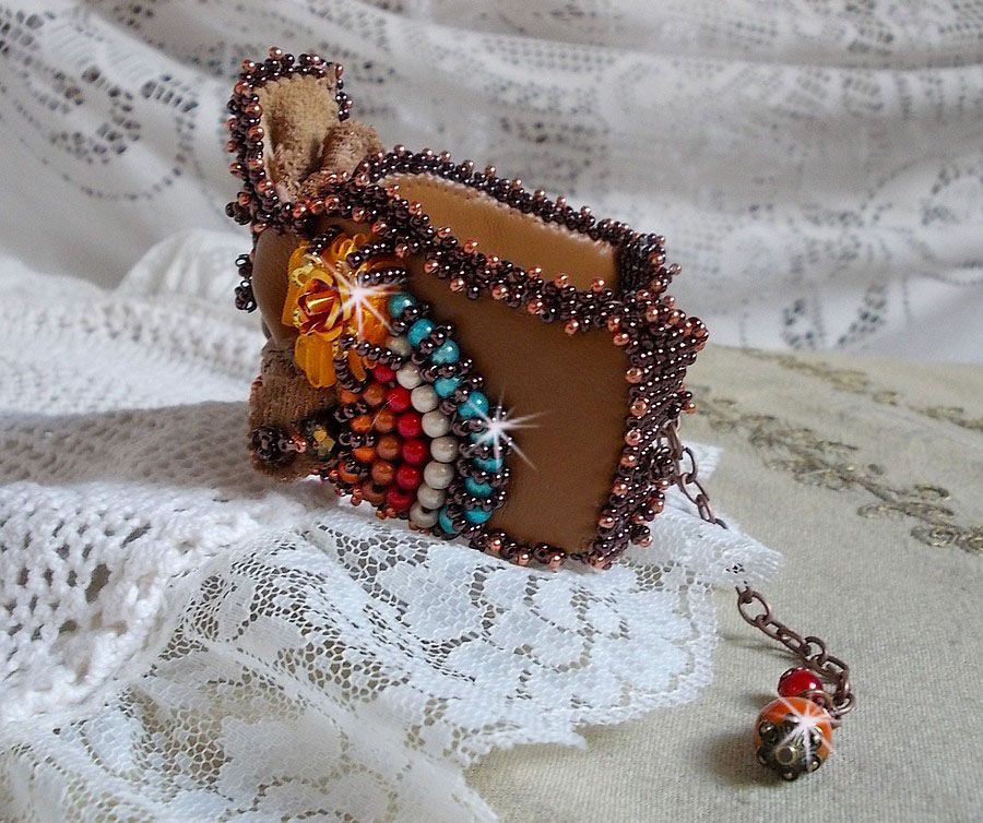 Bracelet Les Rêves d'Acapulco manchette brodé sur du cuir vachette caramel avec des Cristaux de Swarovski, des perles magiques et des rocailles