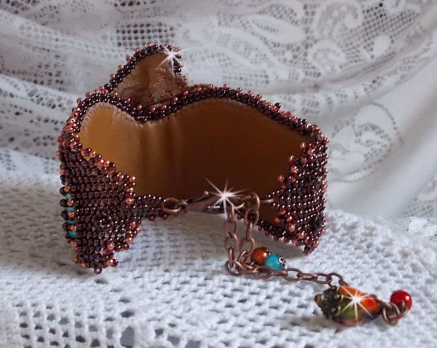 Bracelet Les Rêves d'Acapulco manchette brodé sur du cuir vachette caramel avec des Cristaux de Swarovski, des perles magiques et des rocailles