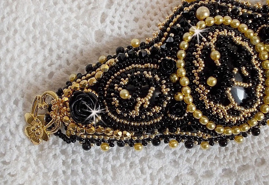Cleopatra manchetarmb&aring;nd broderet med sort onyx, Swarovski-krystaller og fr&oslash;perler