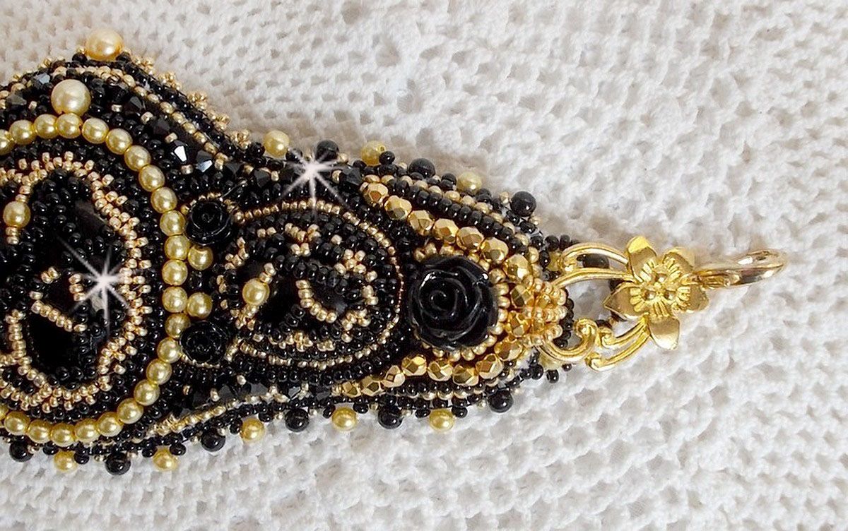 Cleopatra manchetarmbånd broderet med sort onyx, Swarovski-krystaller og frøperler