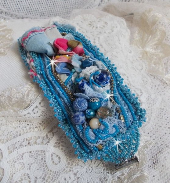 Far West manchet armb&aring;nd broderet med denimstof, &aelig;delstensperler: Sodalite, Agatha, keramiske perler, Bohemian glasperler og fr&oslash;perler