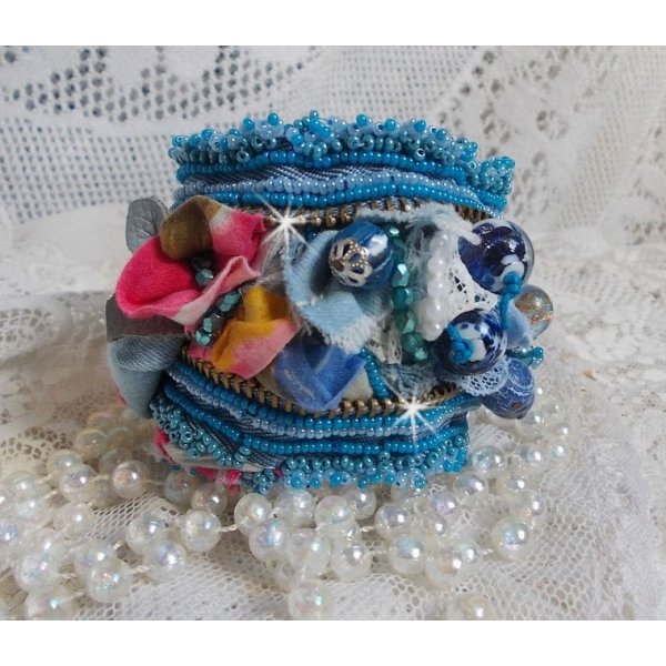 Far West manchet armb&aring;nd broderet med denimstof, &aelig;delstensperler: Sodalite, Agatha, keramiske perler, Bohemian glasperler og fr&oslash;perler