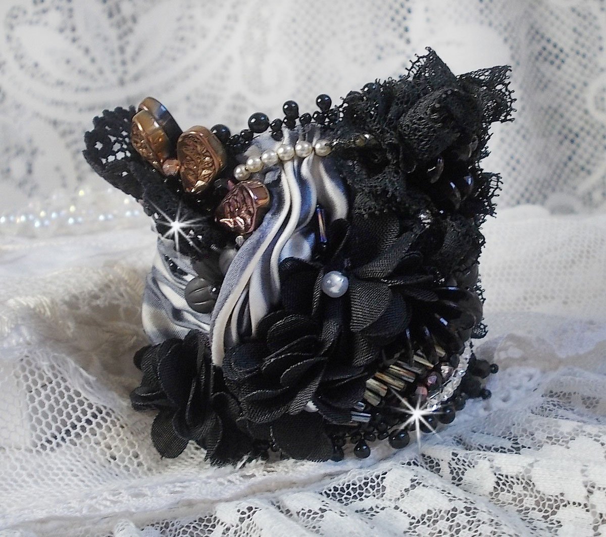 Bracelet manchette Féerie Black avec une soie grise, blanche et noir.