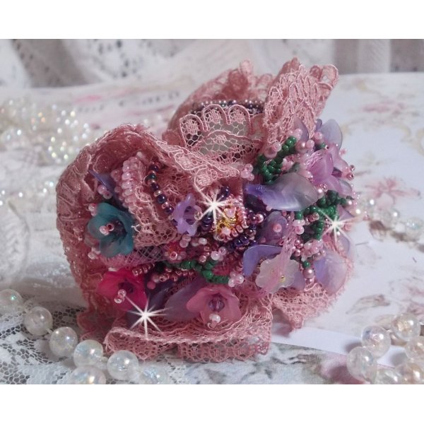 Jardin Po&eacute;tique manchet armb&aring;nd broderet med Old Rose Antique blonder, Swarovski-krystaller, 18 og 24 karat forgyldt tilbeh&oslash;r, perlemor, perler og fr&oslash;perler